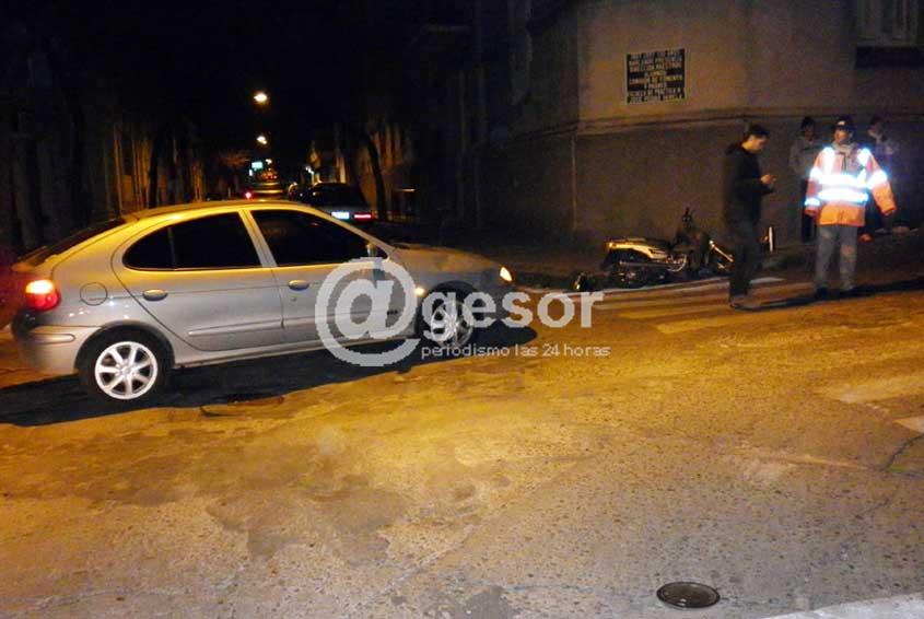 Ocurrió en Mercedes. En Sánchez y Colón entraron en colisión automóvil y una moto, resultando el conductor del vehículo menor fracturado en una de sus piernas.