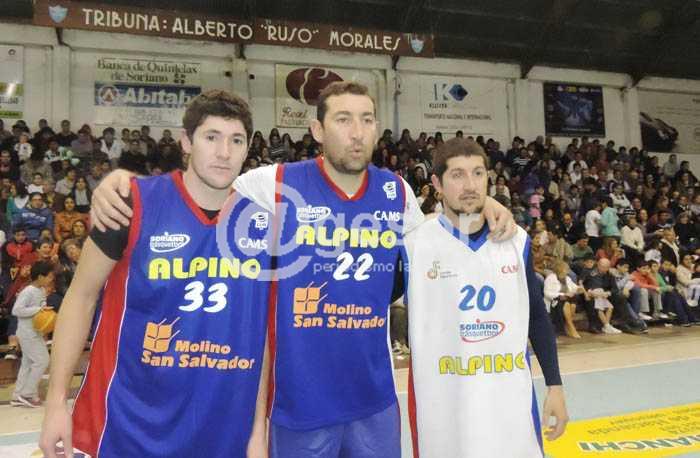 Los hermanos Gustavo, Nicolás y Mariano Barrera, ex alumnos de la Escuela 10 de Mercedes, volvieron a estar juntos en un rectángulo colaborando con ese centro educativo.