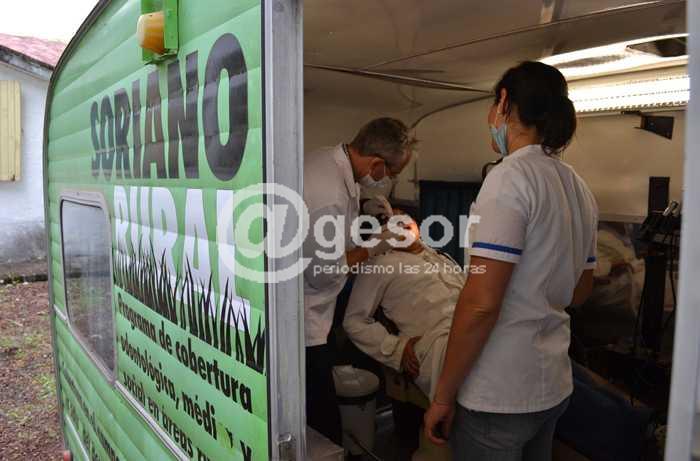 El gobernante apreció el trabajo que lleva adelante el móvil odontológico.