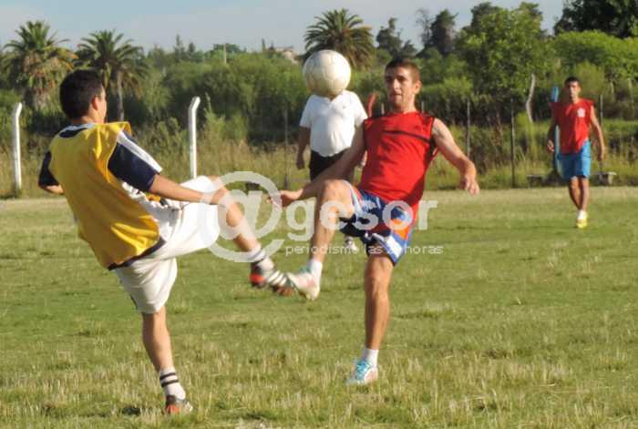 Las selecciones de fútbol de Mercedes, de mayores y Sub-18, hicieron fútbol en la cancha de Nacional, a minutos del 2015.