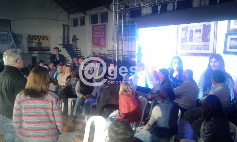 En el escenario, recibieron el saludo de sus hijas que están estudiando en Montevideo y no pudieron acompañarlos