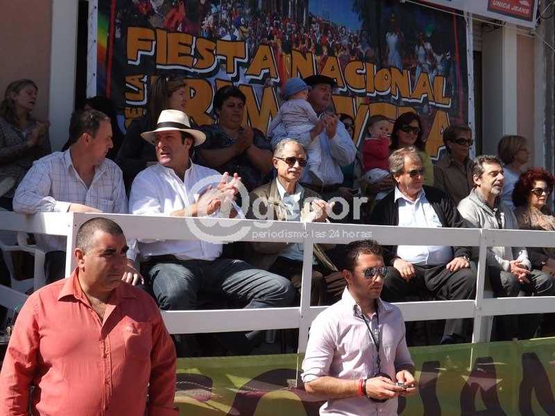 El Intendente, el Alcalde y los diputados siguen el paso a paso del desfile diurno doloreño.