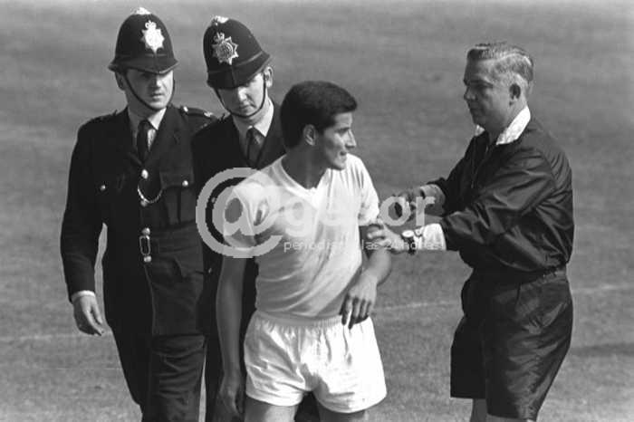 Goleador de Danubio y campeón intercontinental con Peñarol, el extraordinario delantero defendió a Uruguay en dos campeonatos mundiales.