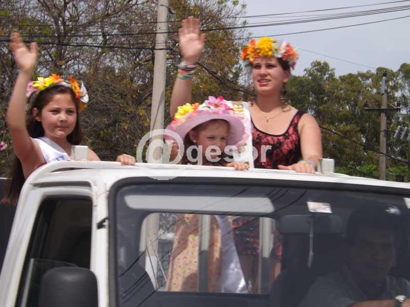 Elizabeth Pasio, Victoria Romero y Agustina Pérez fueron quienes encabezaron el desfile que partió desde Av.18 de Julio frente a la sede del Club Libertad de Palmitas.