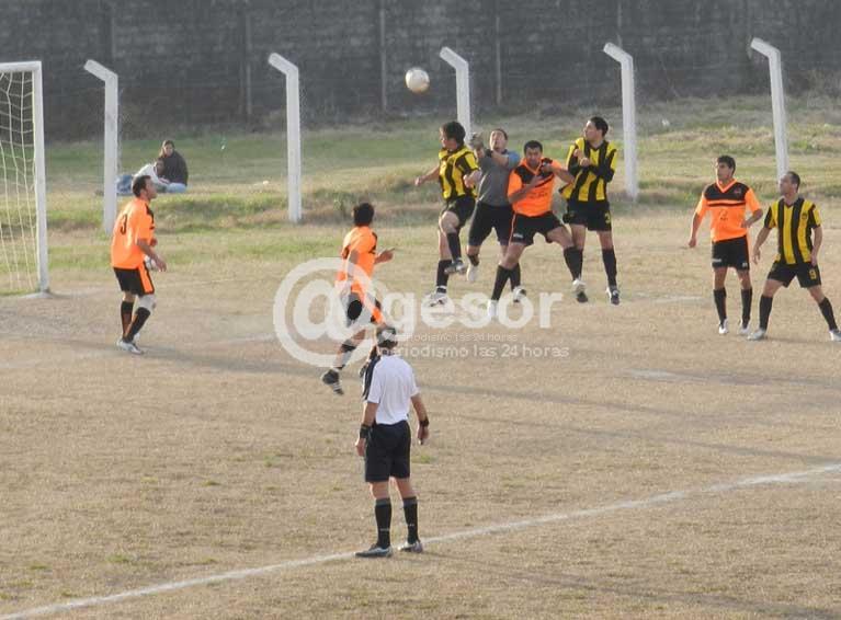 La ajustada victoria de Sud América frente a Peñarol le permite liderar los dos torneos disputada parcialmente la fecha.