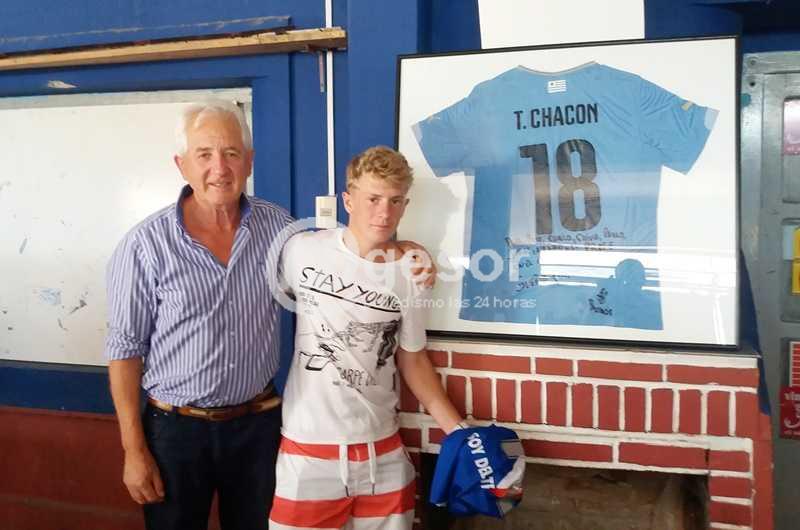 El joven futbolista palmitense recibió un reconocimiento por su participación en el seleccionado uruguayo Sub-15 en el Sudamericano de Colombia.