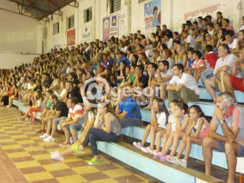 Jueces denunciaron que desde un sector donde se encontraba la hinchada de Anastasia arrojaron una moneda que golpeó en el cuello al árbitro Germán Barrios.
