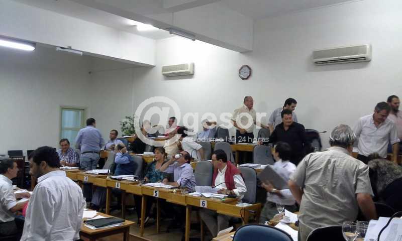 A su vez los proponentes del agregado vincularon el art. 229 de la Constitución, pero allí las obligaciones no son precisamente para las Intendencias, si no para las Juntas Departamentales