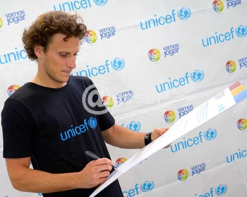 En su condición de embajador de UNICEF, el exitoso futbolista llegará próximamente a Soriano, apoyando a las familias damnificadas por el tornado.