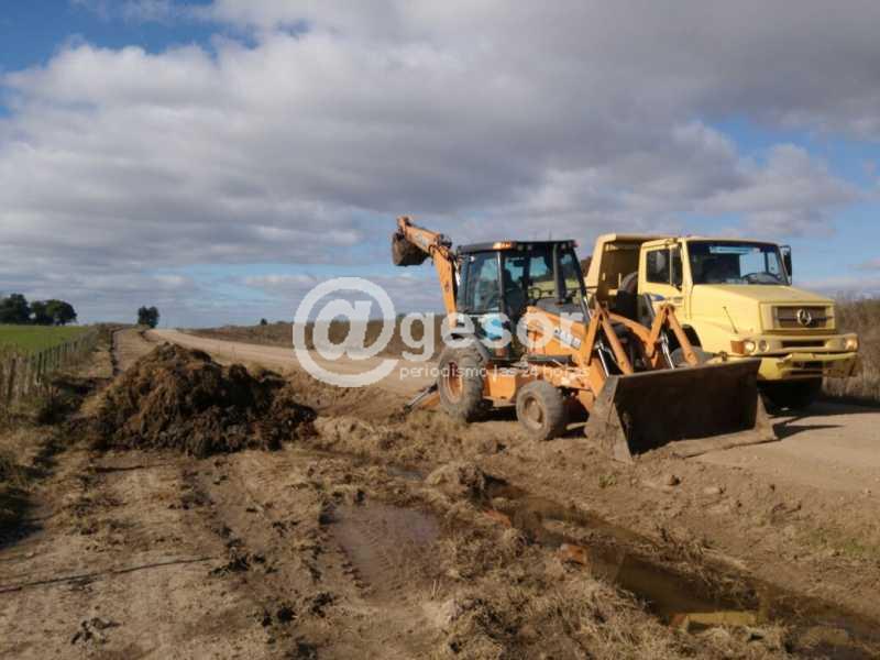 El Departamento de Obras de la Intendencia de Soriano tiene en ejecución desde hace unos días, las obras de acondicionamiento del camino que une las localidades de Risso y Egaña