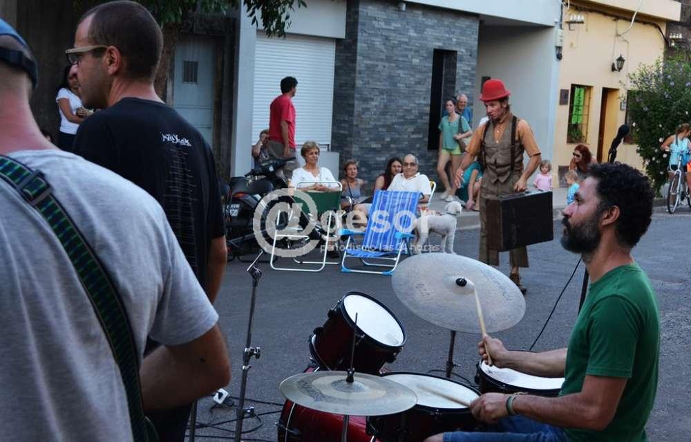 Desde Luján, provincia de  Buenos Aires, llegó  a Mercedes  “Tertulio”  de la  mano de  Lucas Caballero, interactuando  con los músicos  de  los  toques callejeros  del  Jazz a la Calle  2017.