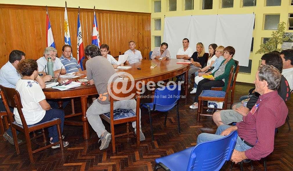 Por qué la Intendencia destina tanto dinero para obras en Mercedes, retaceando las del interior, fue la interrogante planteada por vecinos de Cardona en la pasada sesión del Municipio.