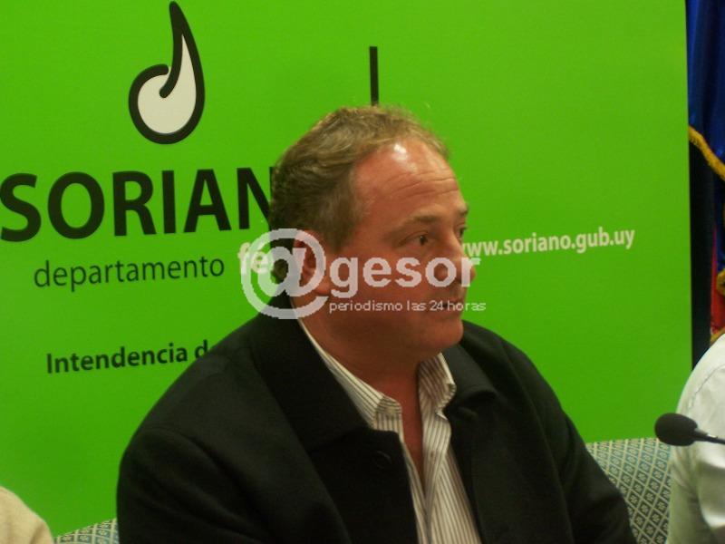 La rodilla le jugó una mala pasada al Intendente interino. Este sábado asumirá María Fajardo.