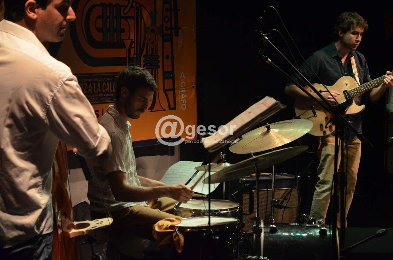 Mingunos  y Kai d´Raíz, dos  grupos  argentinos,   abrieron   el fuego en  un nuevo Jazz  a la  Calle. En la edición  2018  el Encuentro  Internacional   tendrá  músicos  de Argentina, Brasil,  Cuba,  Estados  Unidos,  Franc