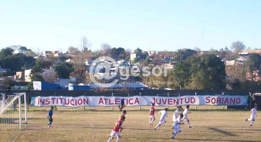 A pesar de no haber podido ganar como locatario, Juventud Soriano logró este domingo mantenerse al tope de la posiciones del Torneo Apertura de la Primera División del fútbol mercedario