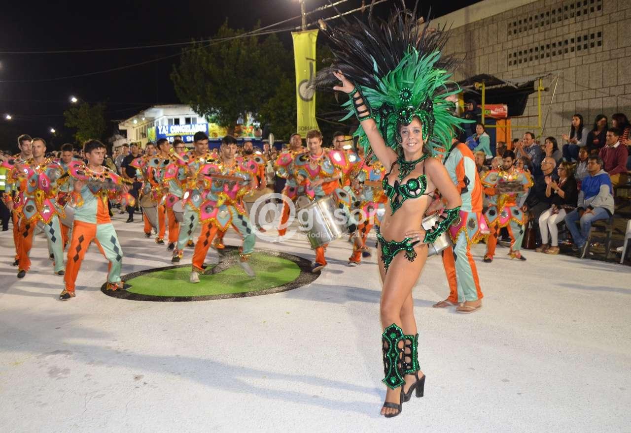 Kamarr,  la comparsa  argentina fue el número de  cierre del desfile de Carnaval 2020.  En el recorrido de Avenida Lavalleja   Kamar desplegó su colorido contagiando al público.