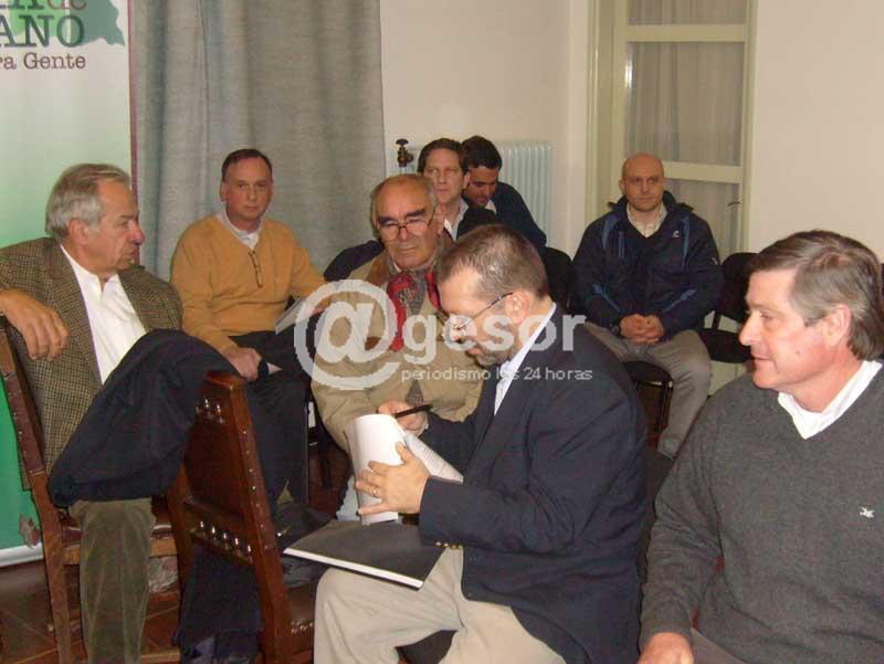 El edil Fernando Vélez procura conocer si el Ing. Andrés Saizar que estuviera en la Junta como asesor de Cereoil, es el mismo que firma la autorización para la viabilidad ambiental del proyecto como funcionario de DINAMA