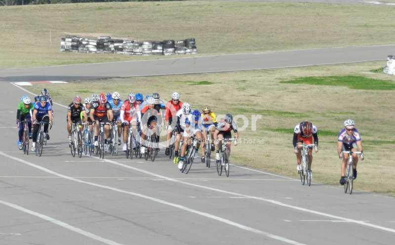 En el polideportivo se corrió la primera fecha del torneo Invierno de ciclismo organizado por la Agrupación Master de Mercedes
