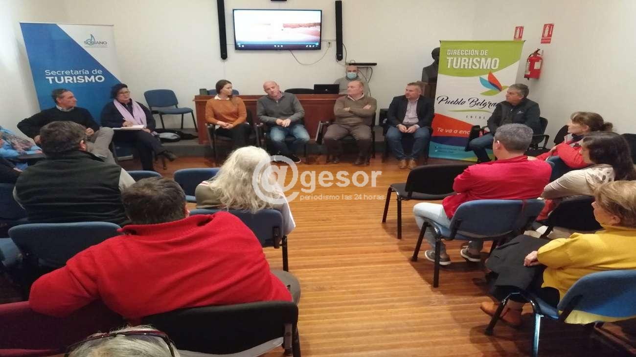 En sala de conferencias de la Biblioteca Giménez de Mercedes se realizó un encuentro  entre el sector turístico,  público y privado, de pueblo Belgrano y Gualeguaychú, de la provincia de Entre Ríos  y sus pares de  Soriano.