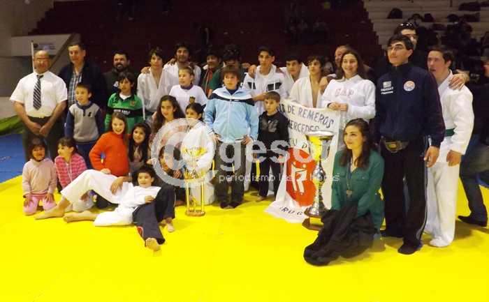 El plantel del Club de Remeros Mercedes que dirige Juan Fernández se quedó con el Trofeo “Jerry Echeverría”.