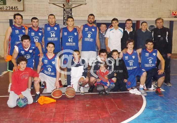 Al comenzar el cuadrangular organizado por Sandú, el dueño de casa venció a Independiente, mientras que Praga le ganó a Esparta.