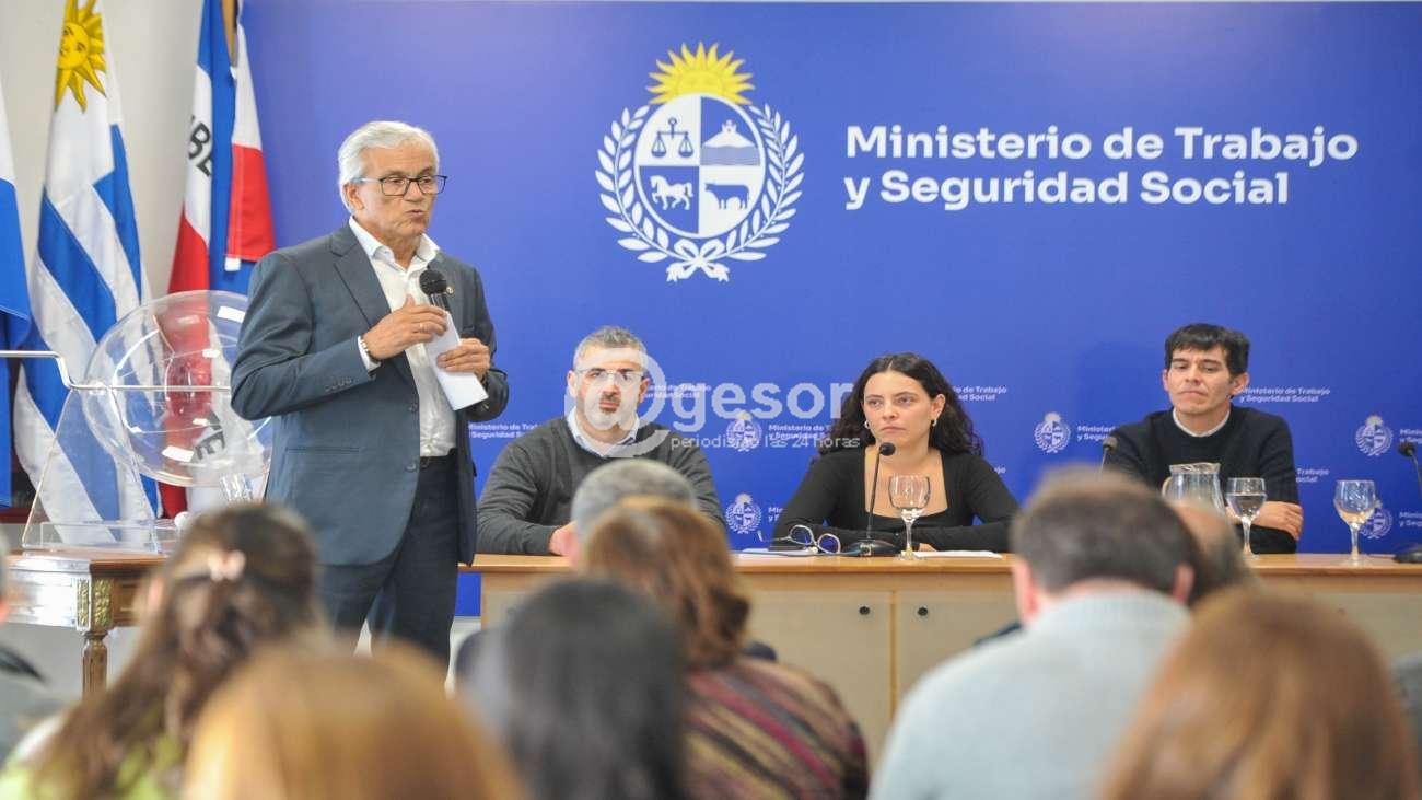 El programa Yo Estudio y Trabajo 2025 sorteó 751 cupos, que serán distribuidos en 51 instituciones públicas de 59 localidades del país. Se recibieron 26.618 inscripciones, 10% más que en 2024, lo cual indica un gran compromiso político que debe ser atendido, reconoció el ministro de Trabajo y Seguridad Social, Juan Castillo.