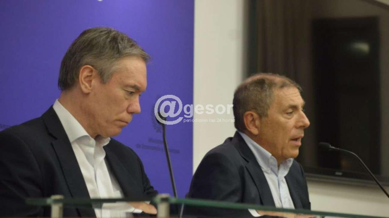 El ministro de Economía Gabriel Oddone y el subsecretario Martín Vallcorba explicaron en conferencia de prensa la resolución del Poder Ejecutivo que modifica la metodología de cálculo del Costo Promedio Equivalente (CPE) para el Seguro Nacional de Salud (SNS) para corregir dos errores de diseño en la forma de cálculo vigente. La medida permitirá ahorrar entre 70 y 80 millones de dólares, lo que representa menos del 10 por ciento del déficit del Fonasa.