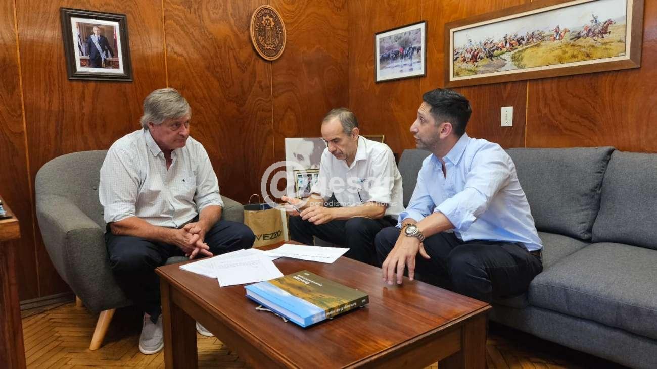 La documentación fue firmada por el intendente Guillermo Besozzi y la Secretaria general, Dra. Andrea Aunchayna, en representación del ejecutivo; mientras que autoridades de la LDFS hicieron lo propio en nombre de dicha institución.