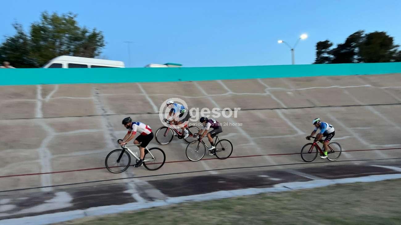 Se desarrollaron varias carreras de la temporada de competencias de ciclismo en la pista del velódromo municipal “Leonel Rocca”.