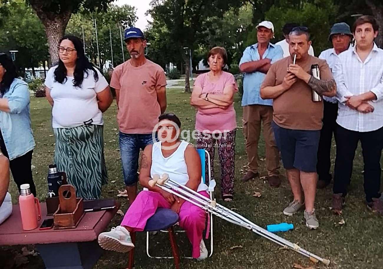 La convocatoria se realizó en la plaza 33 Orientales de dicha localidad para reclamar por arreglos en pavimento de la radial y pedido de baños públicos en la plaza, entre otras inquietudes