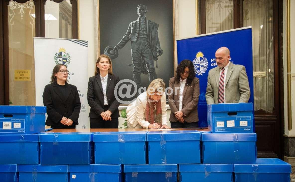 La cartera entregó encuadernaciones con información correspondiente al período 1968-1985 que estaba depositada en el Archivo Histórico de la Dirección General de Información e Inteligencia Policial. La directora de la Secretaría de Derechos Humanos para el Pasado Reciente, Alejandra Casablanca, agradeció este aporte para la búsqueda de verdad.