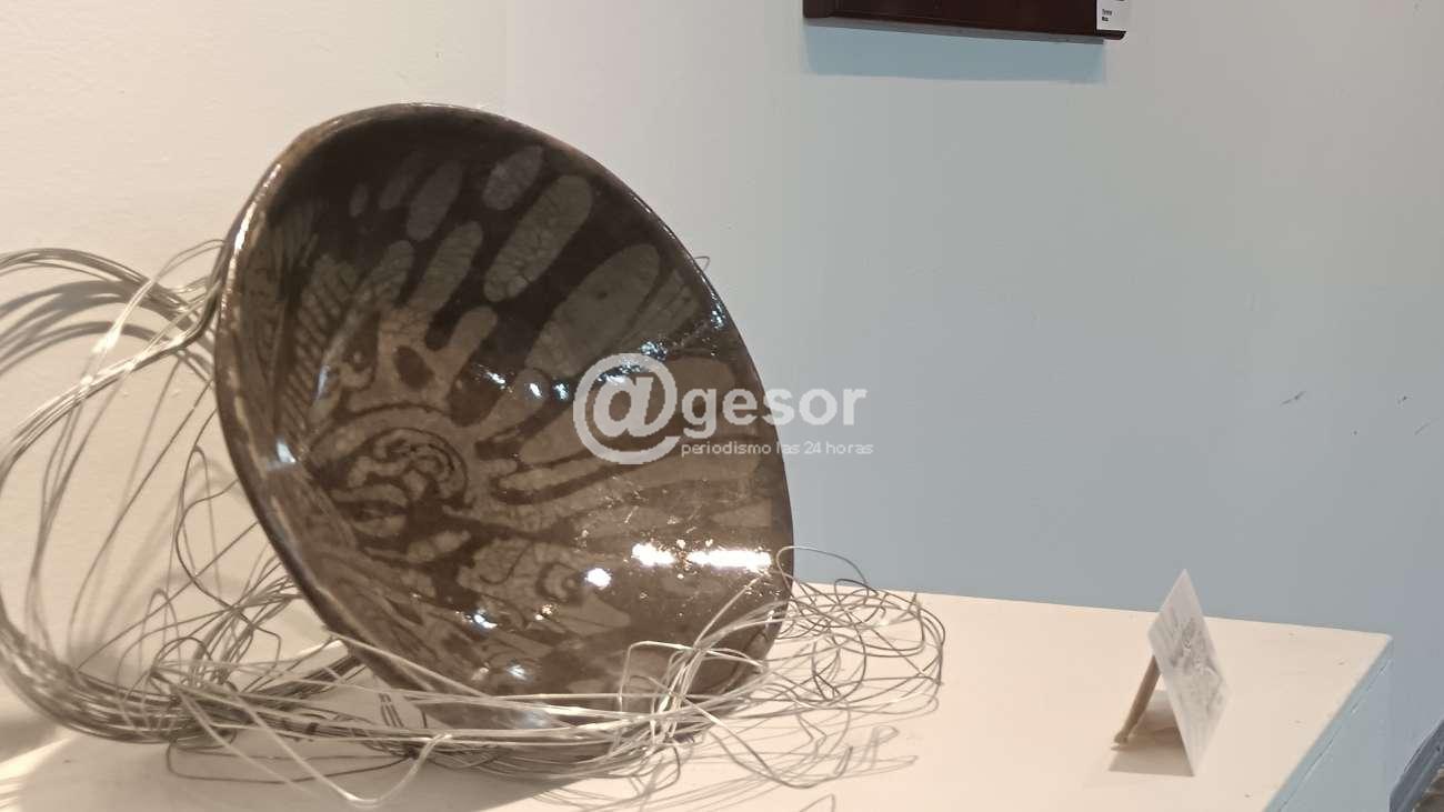 En el marco de la celebración del Día Internacional del Ceramista, la especialista compartió su trayectoria de más de tres décadas. En un emotivo y franco conversatorio, abordó desde los fundamentos filosóficos del oficio y la necesidad de aprender a diseñar y gestionar costos, hasta las complejidades de posicionarse en mercados internacionales.