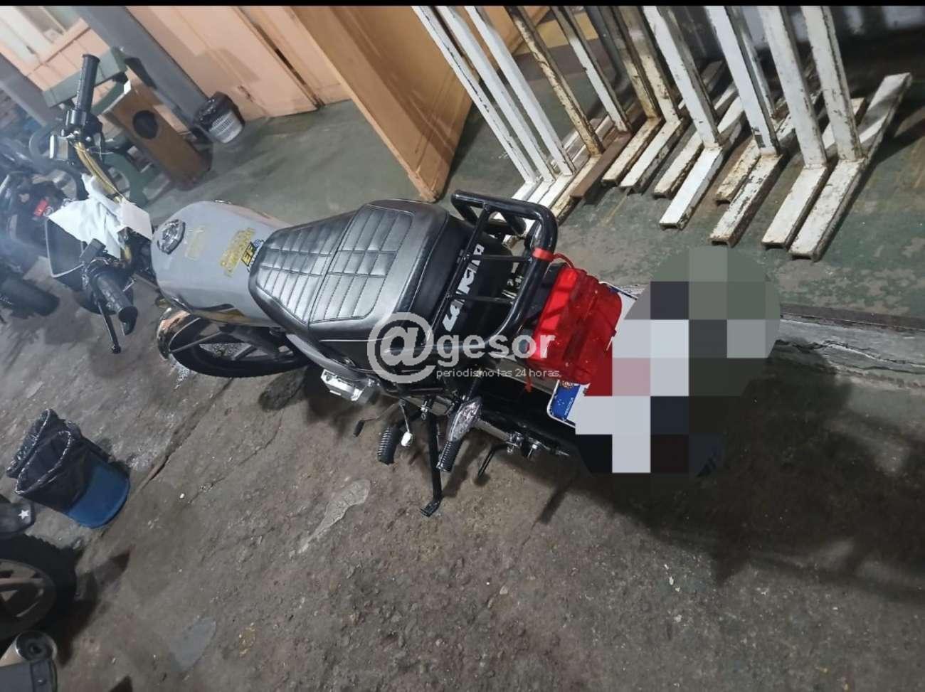 Mientras la Policía dice que busca identificar al responsable, la Intendencia dice que se le permitió retirarse del lugar y que la Brigada incautó la moto
