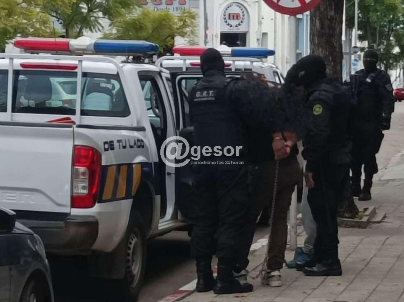 Fue detenido estando armado en boca de venta de drogas frente al club Danubio en Dolores, se encontraba requerido desde Salto