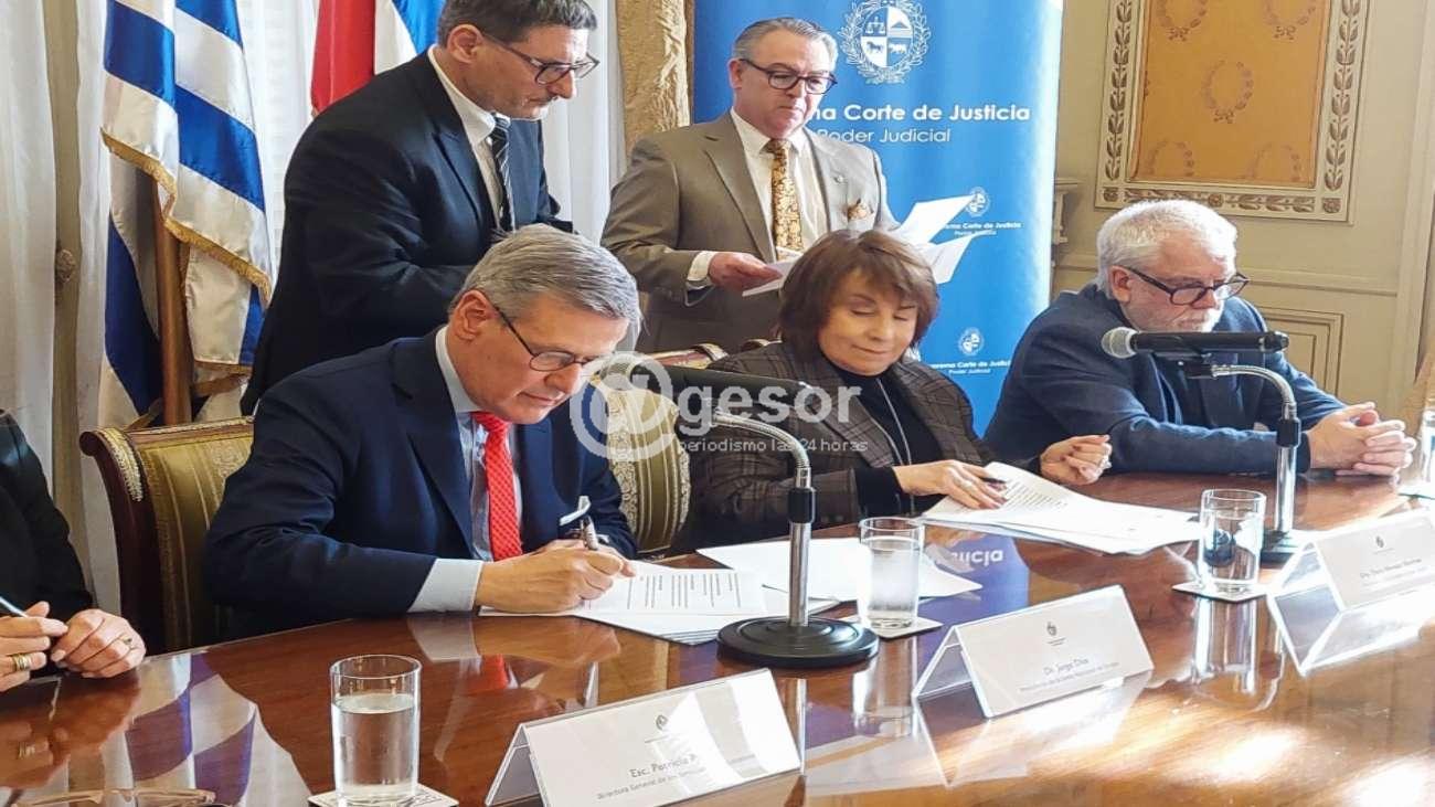 La Suprema Corte de Justicia (SCJ) y la Junta Nacional de Drogas (JND) acordaron fortalecer y agilizar los procesos de remate de vehículos decomisados e incautados en causas vinculadas al narcotráfico y el lavado de activos, a fin de consolidar una herramienta clave para debilitar las estructuras económicas del crimen organizado. Un segundo acuerdo suscripto por ambas instituciones profundiza la relación de trabajo entre el Observatorio Uruguayo de Drogas y el Instituto Técnico Forense.