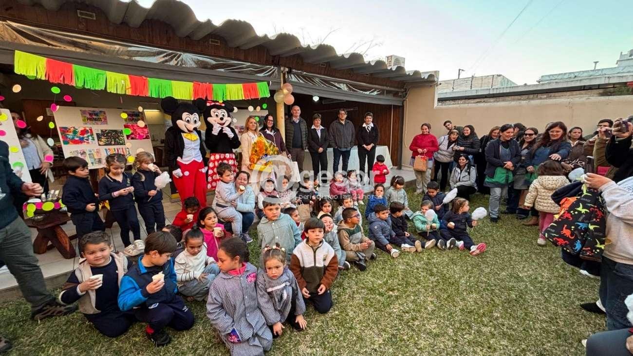 El concurso infantil “Grandes Artistas Bajitos de Soriano” celebró su edición 19 en Mercedes, con 214 trabajos presentados y premios otorgados en todas las categorías. La Escuela Nº39 Tiempo Completo obtuvo el Gran Premio con la obra “Risas Coloridas”.