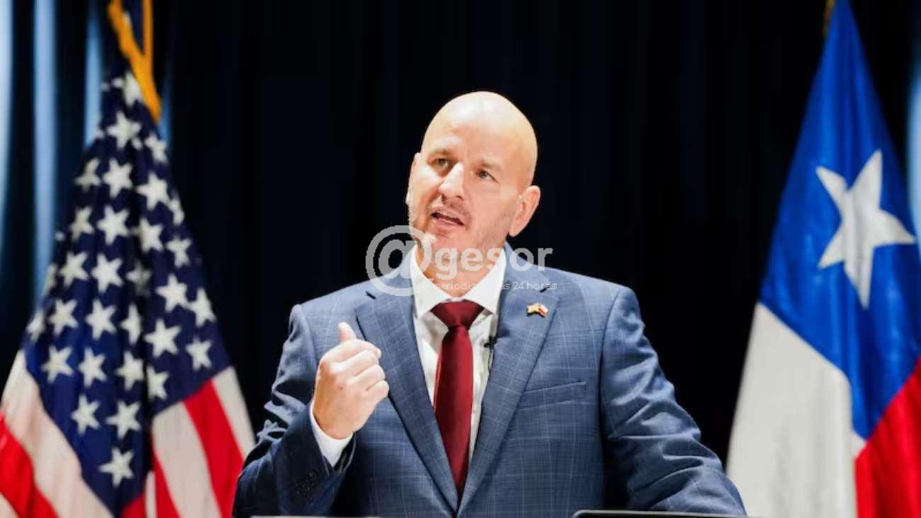 En el reciente Foro de Madrid realizado en Santiago, el embajador de Estados Unidos, Brandon Judd, dijo que la “Doctrina Donroe” se ejerce en Chile, y que con Kast “se vuelve muy fácil”. O sea, para la Casa Blanca, el gobierno del presidente Kast se manipula y ordena como a un niño de pecho. O como a Delcy Rodríguez, títere de los Estados Unidos.