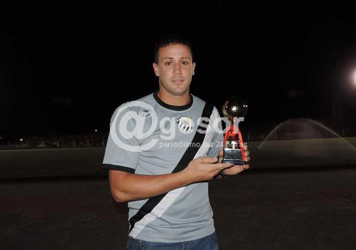 Carlos Pérez recibió su distinción tras su buena temporada en la portería de Bristol